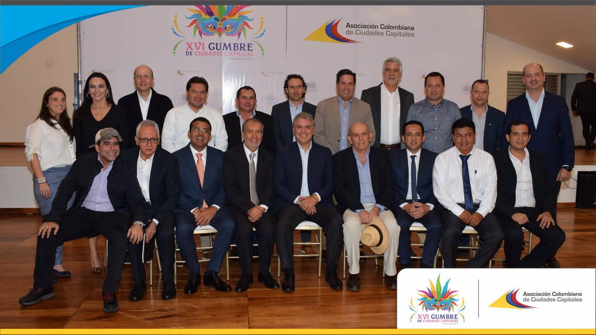 Los alcaldes asistentes en compañía del presidente de la República, Iván Duque.